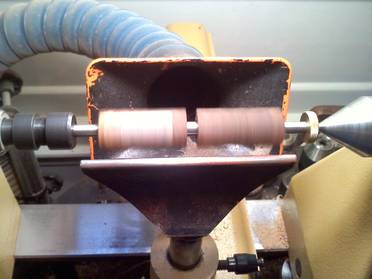 Torno de madeira em artesanato, símbolo da dignidade do trabalho manual
