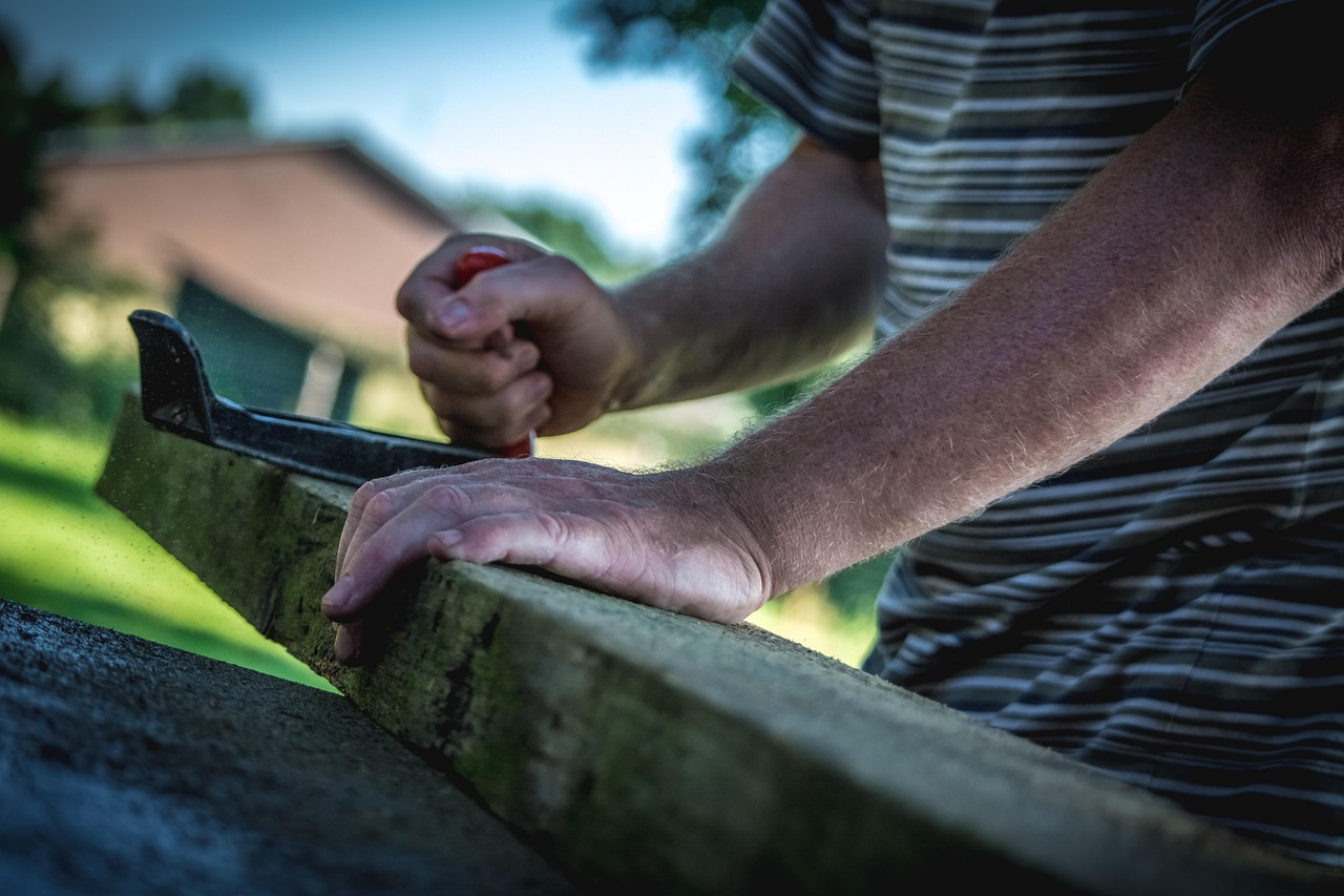 Carpinteiro trabalhando com as mãos, símbolo da dignidade do trabalho manual comum