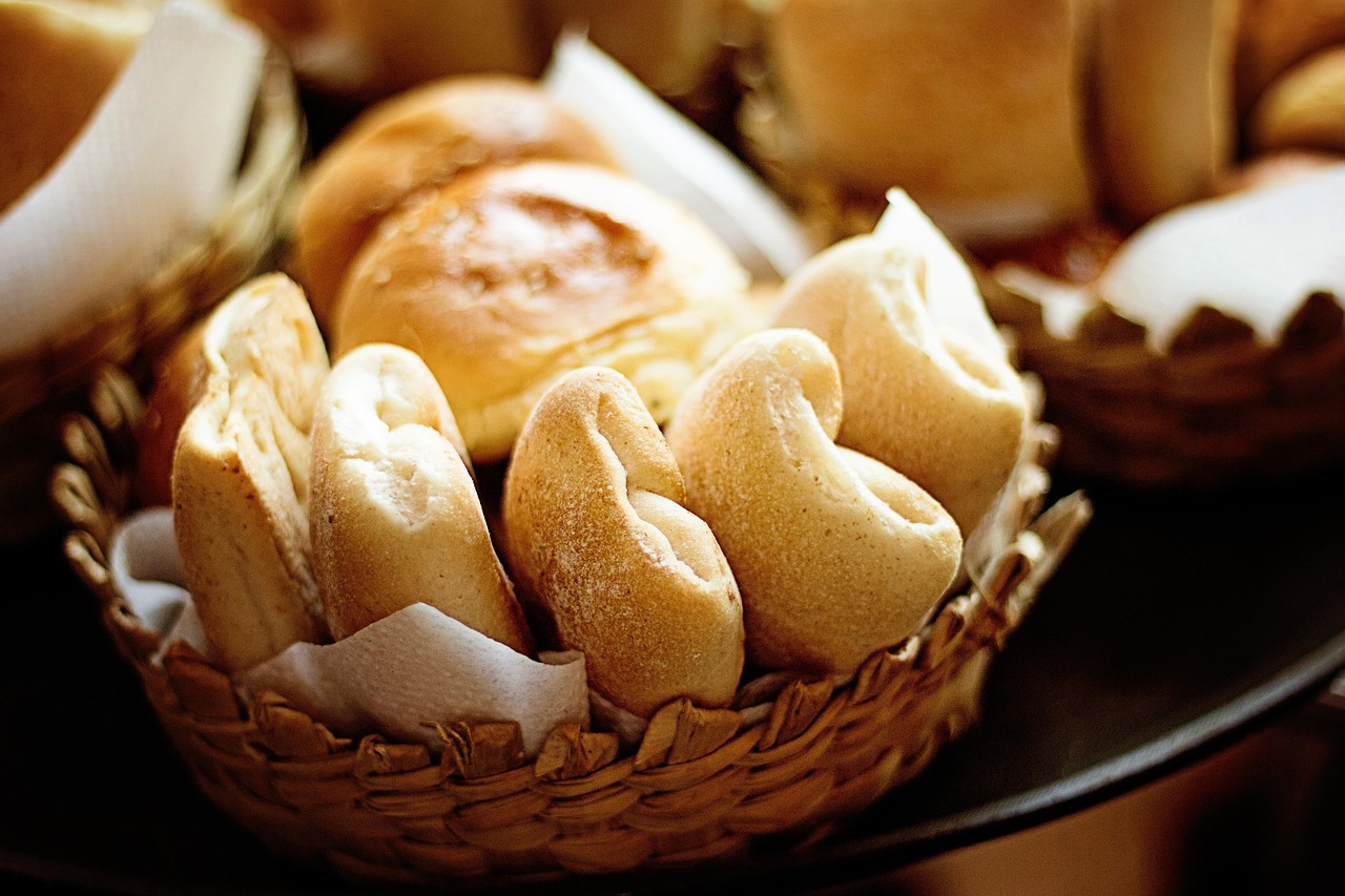 Cesta de pães, símbolo da caridade concreta de alimentar os pobres