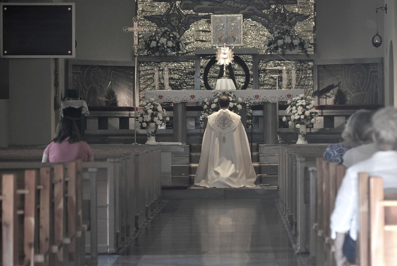 Padre celebrando a Missa e a Eucaristia