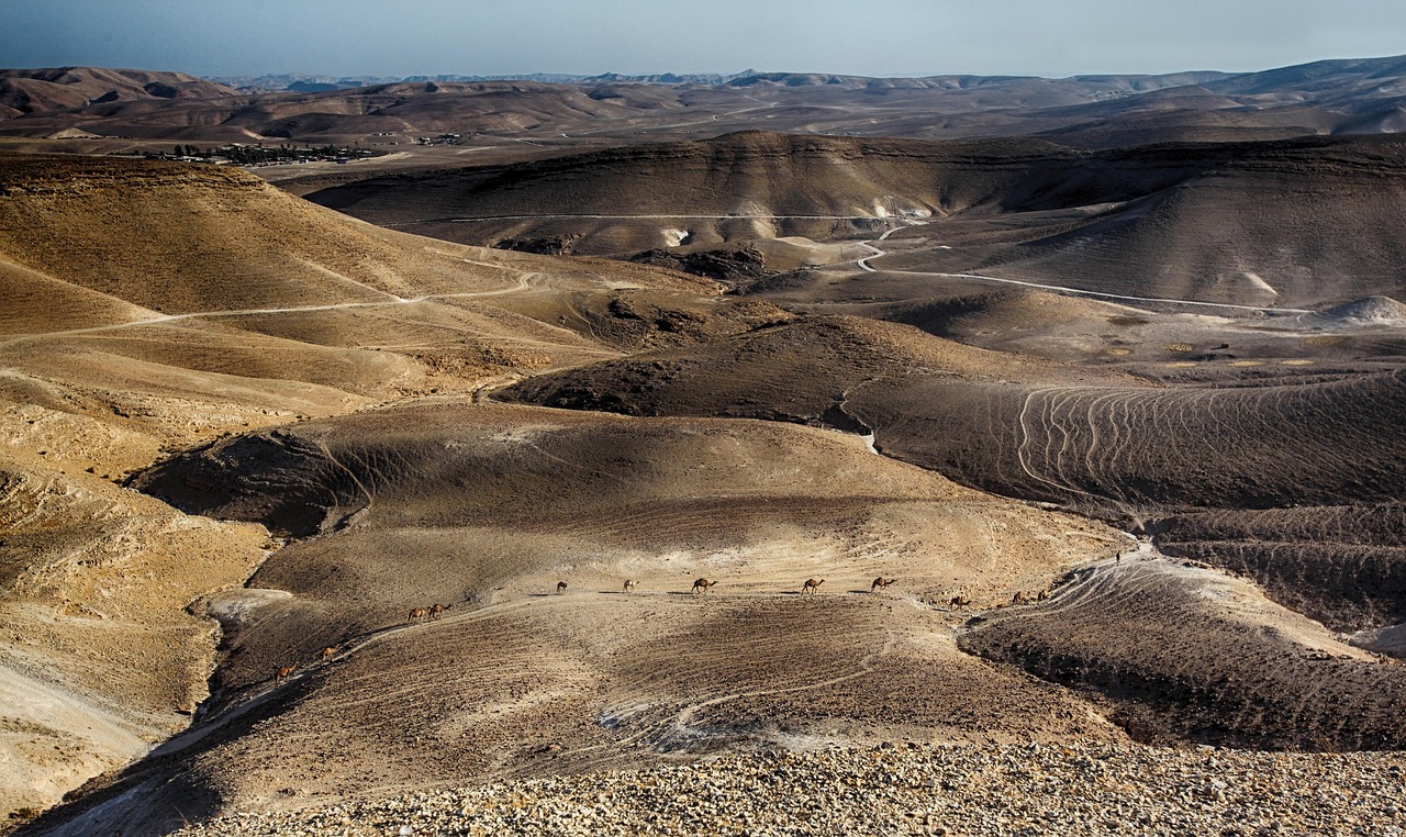 Paisagem rochosa e desértica de Israel, referência ao rochedo e refúgio do Salmo 18