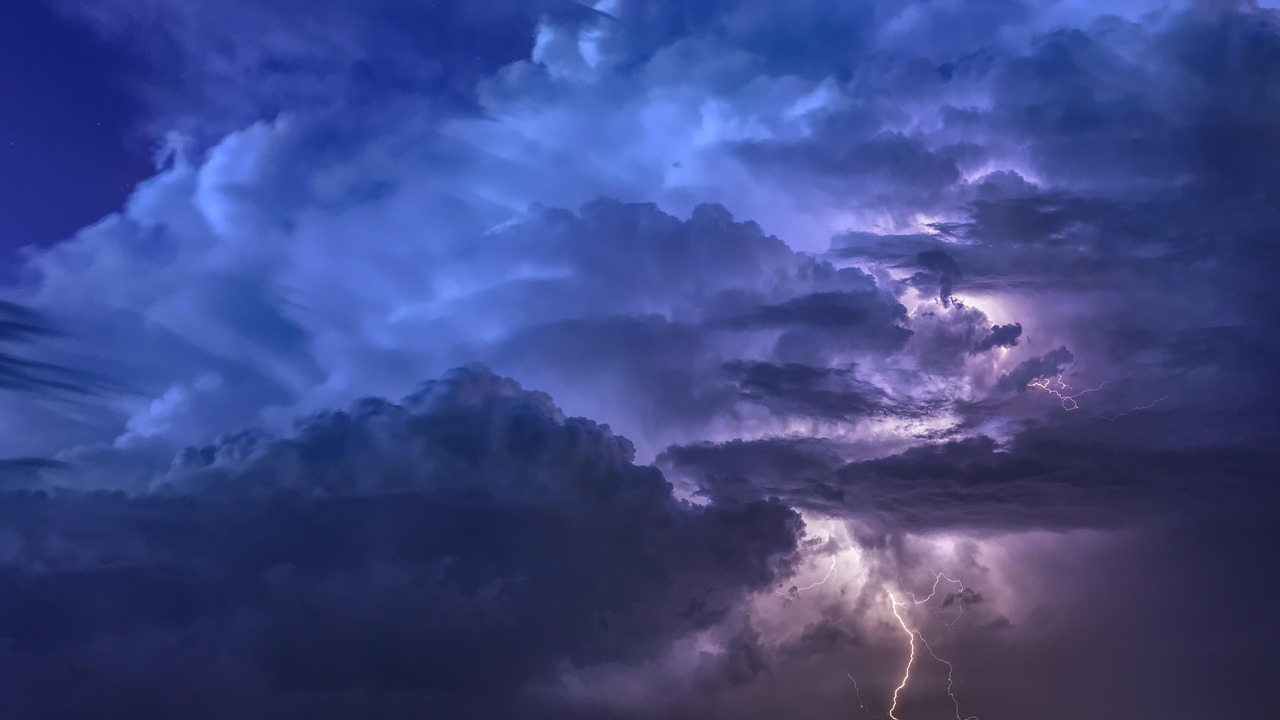 Tempestade dramática com relâmpagos, referência à teofania descrita no Salmo 18