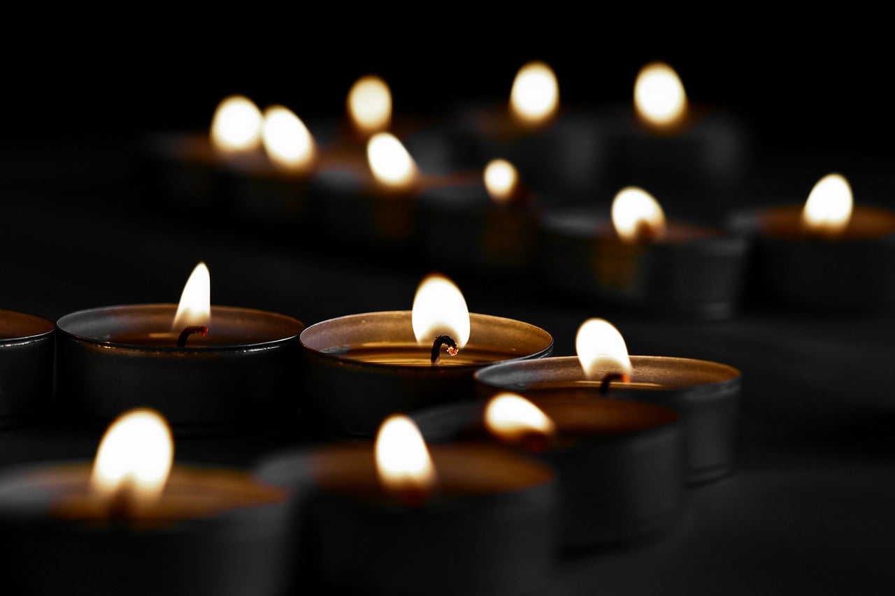 Velas acesas simbolizando oração e adoração